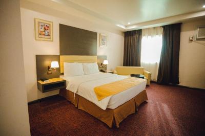 Deluxe Queen Room 4